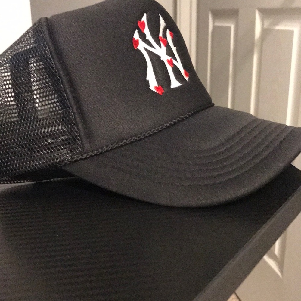 New York Yankees mesh trucker hat. size adjustable.